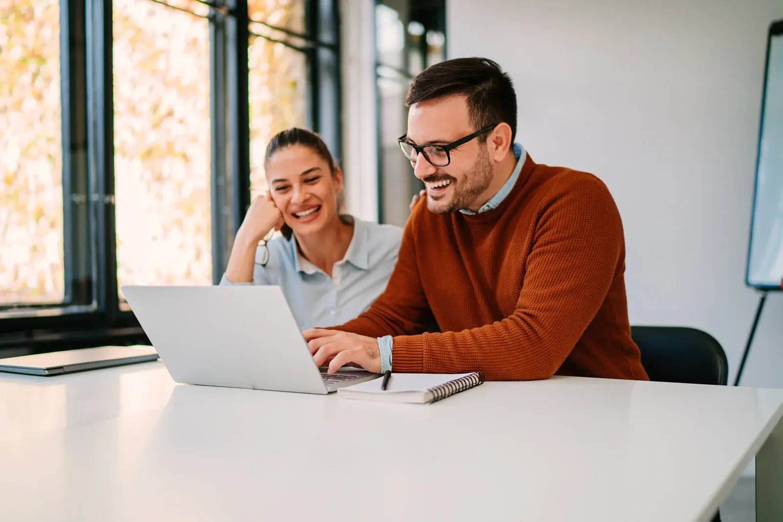 happy-business-people-working-together